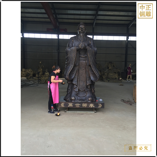 1.學?？鬃咏虒W雕塑.jpg